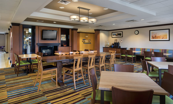 Fairfield Inn & Suites Verona Lobby Seating
